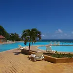 Anse des Rochers les Alizés du soir piscine plage